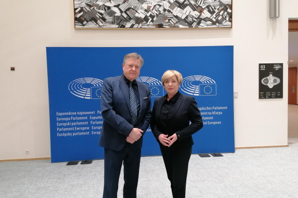 Evropski parlament znova o komunističnih zločinih v Sloveniji, peticija ostaja odprta